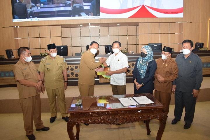 Ketua DPRD menyerahkan dokumen RAPBD menjadi APBD usai Rapat Paripurna Penutupan. SP/MUHAJIRIN KASRUN