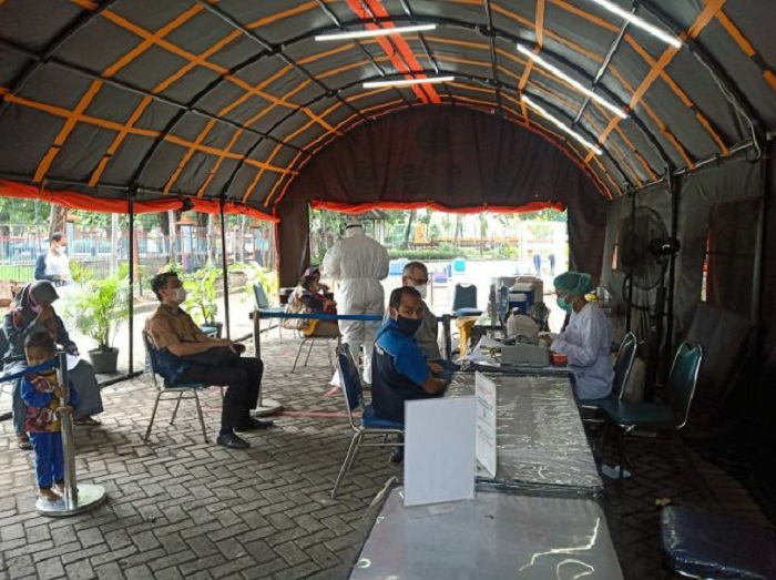 Pemeriksaan covid-19 di RS PHC Surabaya.SP/SAMMY MANTOLAS