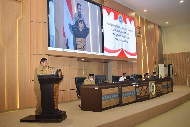 Bupati saat menyampaikan sambutan dan ucapan terima kasih kepada anggota DPRD Lamongan. SP/MUHAJIRIN KASRUN