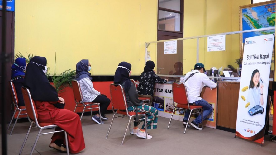 Calon penumpang kapal saat melakukan pembelian tiket di kantor Pelni Surabaya.SP/SAMMY MANTOLAS