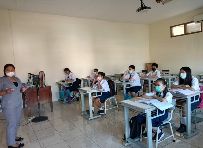 Siswa YPPI 1 Surabaya saat mengikuti pembelajaran tatap muka. SP/SAMMY MANTOLAS 