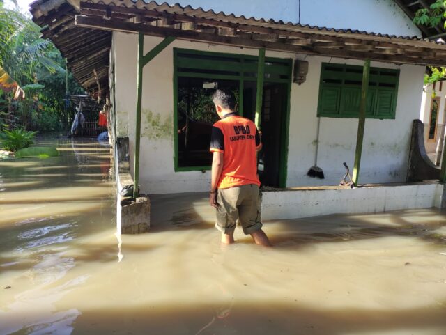 Kondisi di salah satu rumah warga yang terendam banjir di Jember.