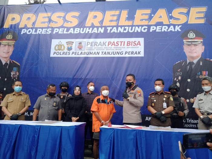 Pelaku mafia tanah di wilayah Asemrowo Surabaya saat mengikuti siaran pers di Polres Pelabuhan Tanjung Perak.SP/SAMMY MANTOLAS