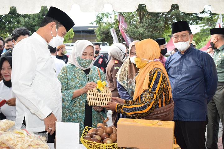 Bupati dan Wabup masing-masing bersama istri saat meninjau langsung stan bazar. SP/MUHAJIRIN KASRUN