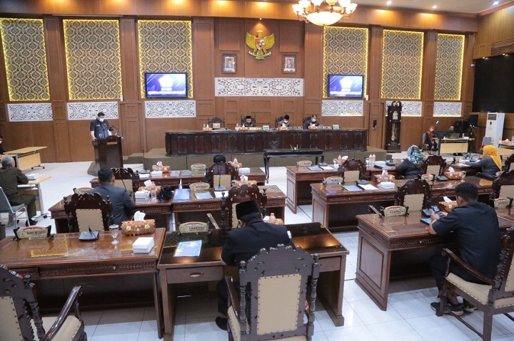 Tampak Rapat Paripurna Penyampaian Nota Penjelasan Raperda tahun 2021. SP/KURNIAWAN