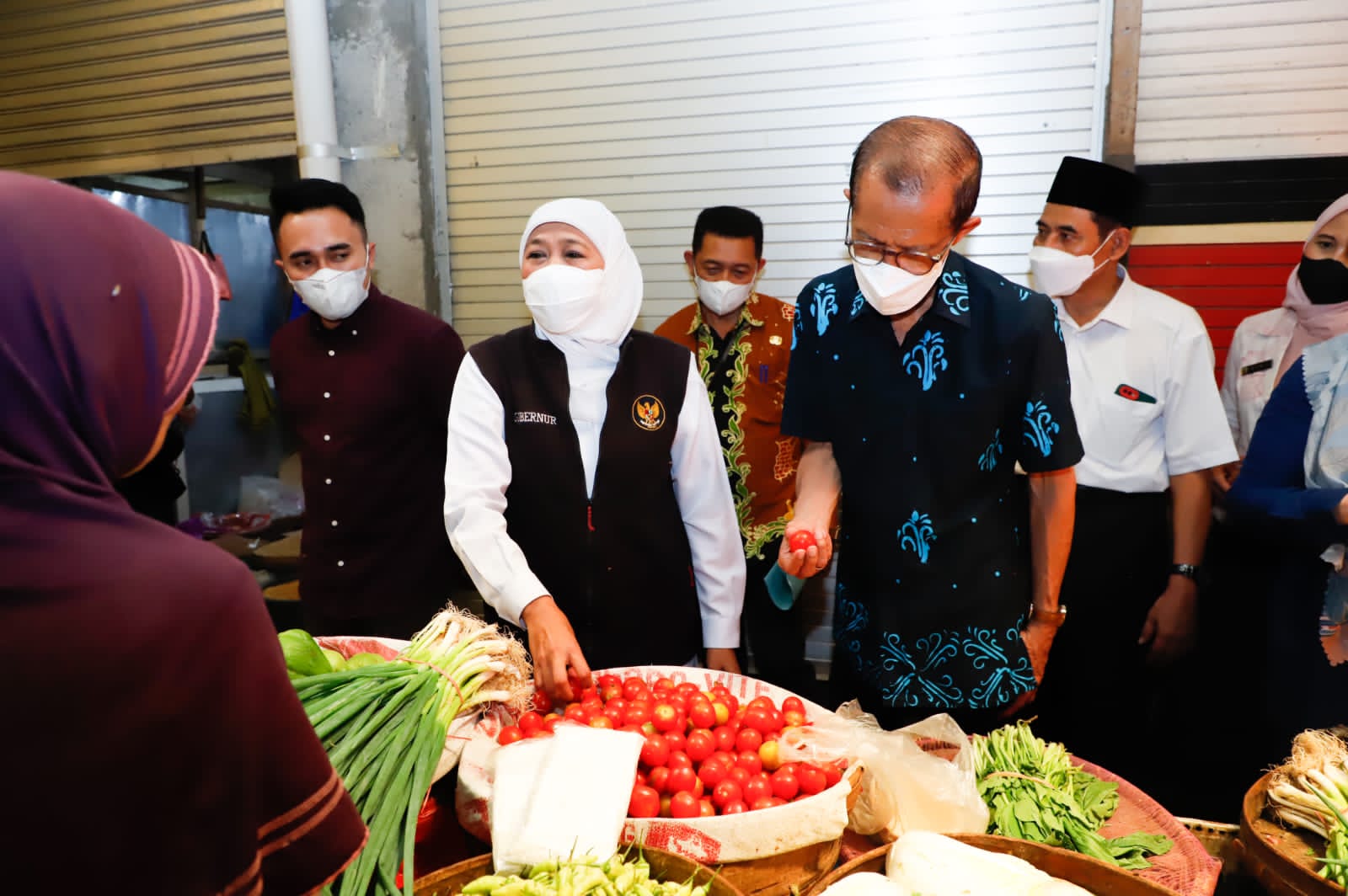 Gubernur Jatim Khofifah Indar Parawansa saat mengunjungi Pasar Sayur di Magetan. Foto: Pemprov Jatim.