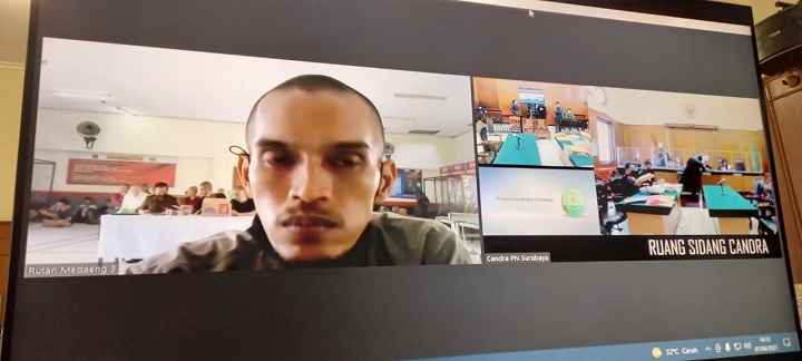 Terdakwa Fajar Alfah, menjalani sidang di ruang Candra PN Surabaya, secara online. SP/Budi Mulyono