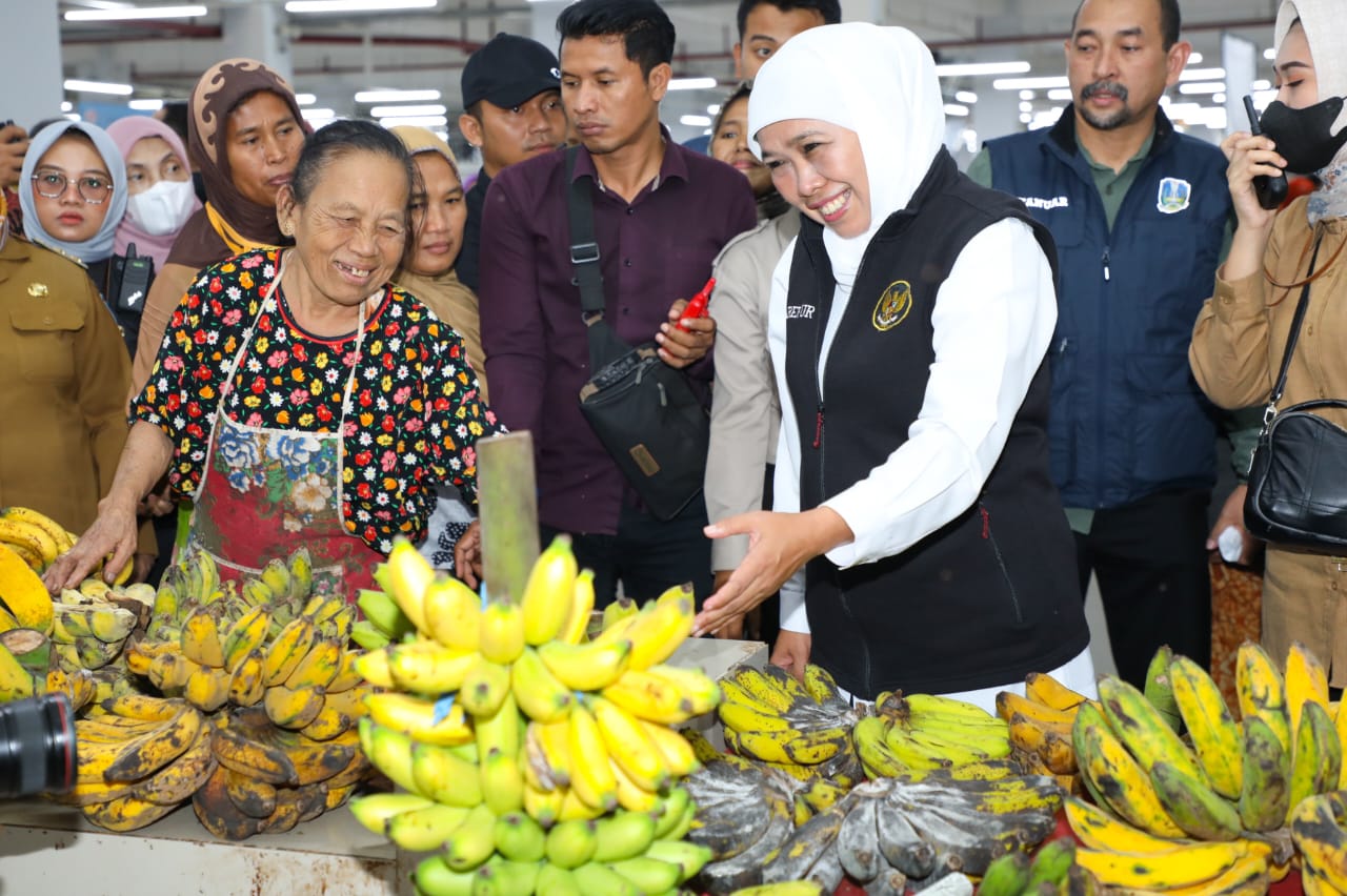 Gubernur Jawa Timur Khofifah Indar Parawansa saat meninjau Pasar Legi Kabupaten Ponorogo, Selasa (4/4/2023). Foto: Kominfo Jatim.