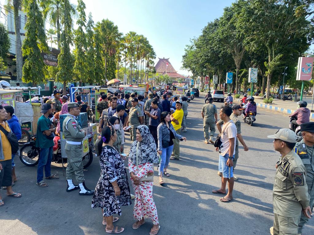 PKL di Alun – alun Jember. Foto: Pemkab Jember.