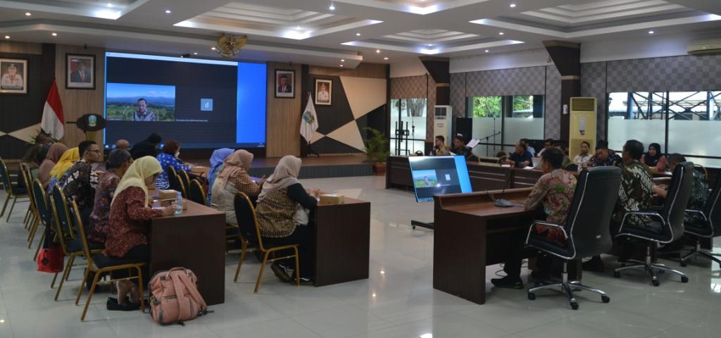 Rapat Pengembangan Klaster UKM melalui Koperasi dengan Dukungan Pendanaan KUR, di Sidoarjo, Kamis (15/6/2023). Foto: Diskop-UKM Jatim.