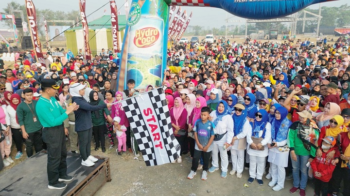 Wali kota Mojokerto Ika Puspitasari saat memberangkatkan peserta jalan santa Hari Jadi Kota Mojokerto ke-105.