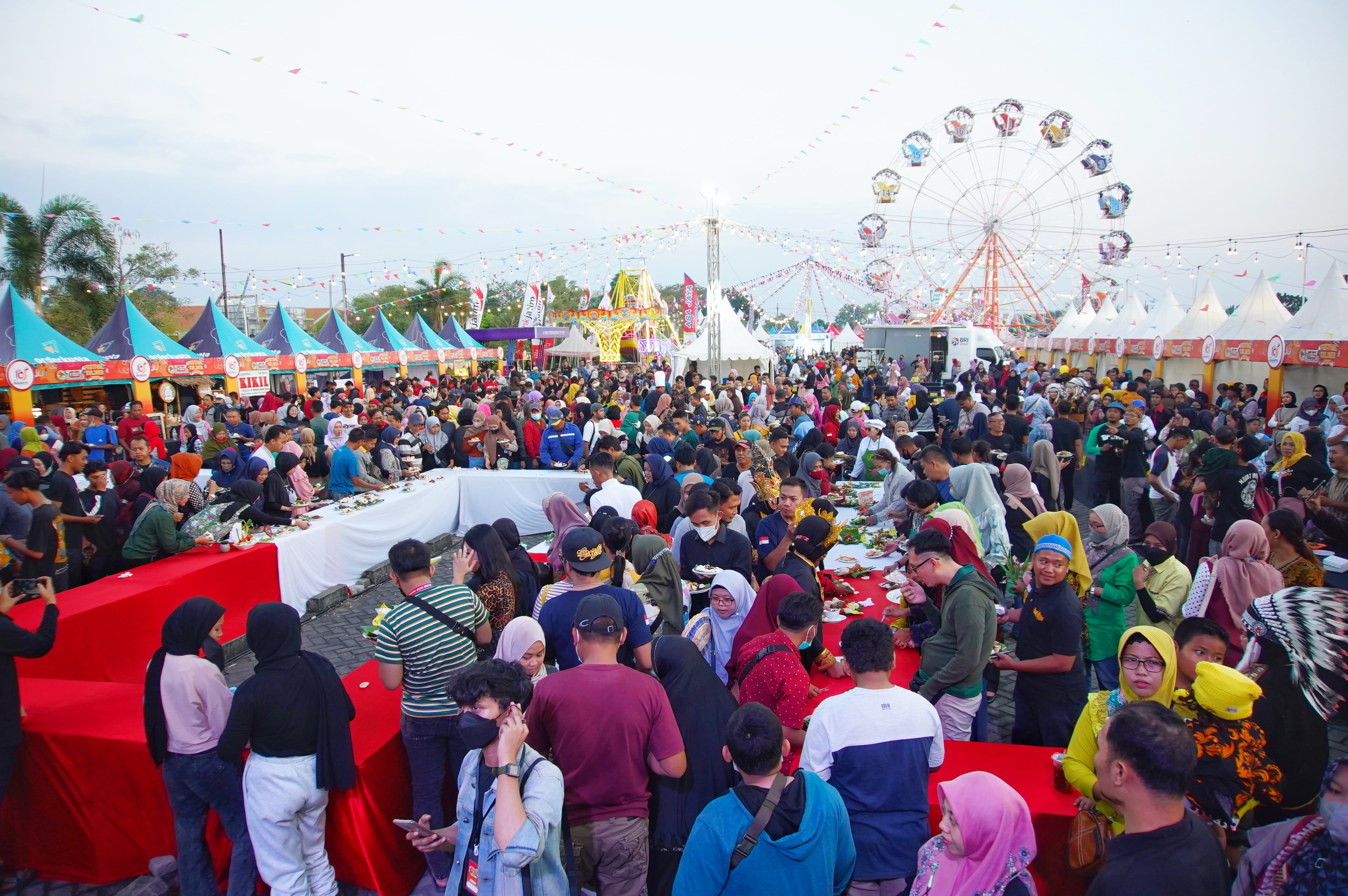 Kemeriahan festival tahu tek Kota Mojokerto yang diserbu ribuan pengunjung.