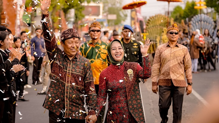 Wali Kota Ika Puspitasari bersama suami, Supriyadi Karima Syaiful menyapa warga yang memadati Kirab Budaya Mojo Bangkit.