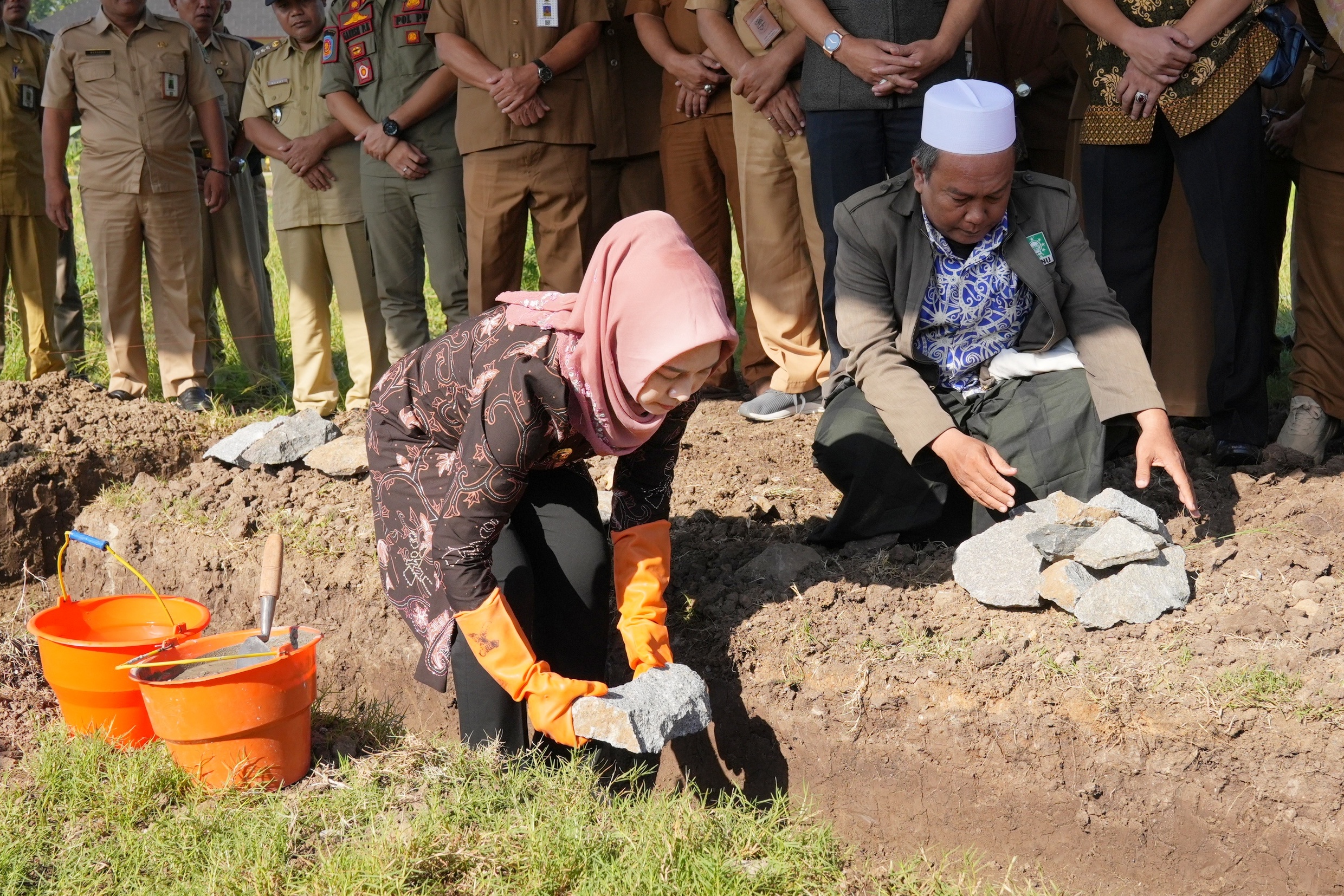 Walikota Ning Ita saat melakukan seremonial peletakan batu pertama pembanguna proyek strategis pariwisata Kota Mojokerto