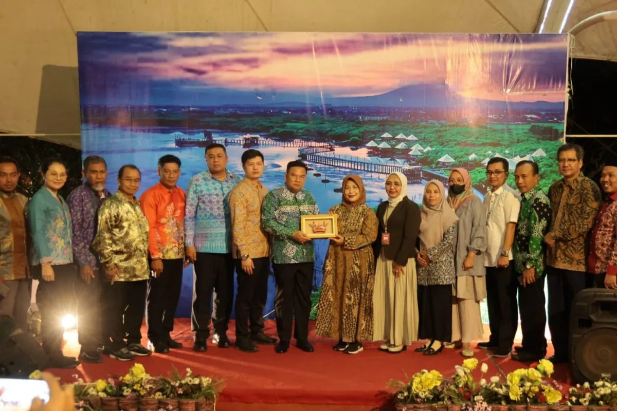 Sekda Kota Probolinggo Ninik Ira Wibawati saat menerima kunjungan Gubernur Narathiwat Thailand Sanan Pongaksorn di Kota Probolinggo, Senin (24/7/2023). Foto: Diskominfo Kota Probolinggo.
