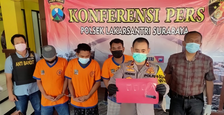 Kapolsek Lakarsantri Kompol Hendrix Kusuma Wardhana menunjukkan barang bukti sabu dan para pelaku saat rilis di mapolsek Lakarsantri. SP/Mahbub Fikri