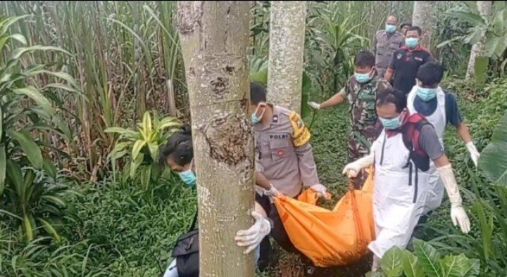 Petugas saat mengevakuasi jenazah korban. SP/Hadi Lestariono