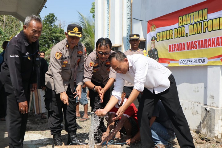 Polres Blitar beri bantuan sosial berupa sumur bor dan pompa air kepada masyarakat. SP/Lestariono