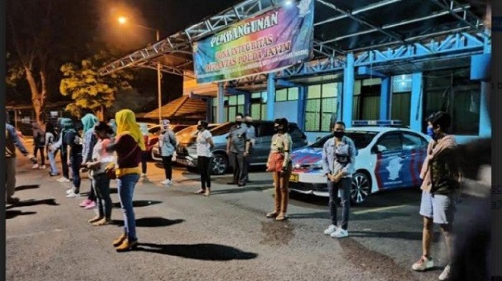18 wanita muda calon tenaga kerja Indonesia di luar negeri dibariskan di halaman Ditlantas Polda Jatim.