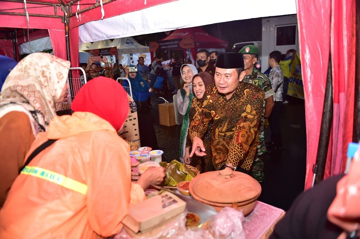 Bupati saat menyapa para penyedia makanan kuliner khas Lamongan dalam Laffest. SP/MUHAJIRIN KASRUN