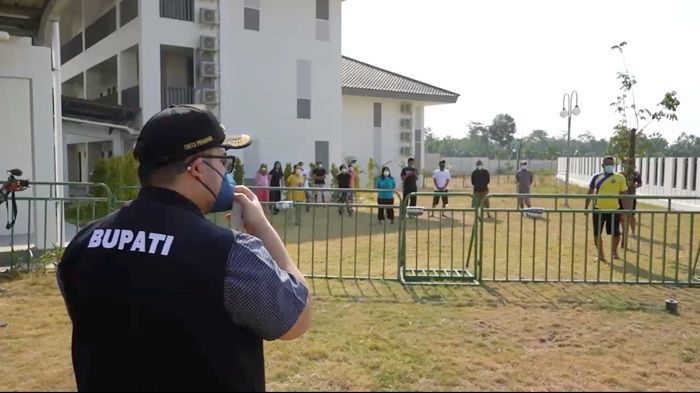 Mas Bup Dhito, Senin (26/7), meninjau tempat isolasi terpadu (isoter) di Gedung SKB (Sanggar Kegiatan Belajar) Kabupaten Kediri di Kecamatan Grogol.