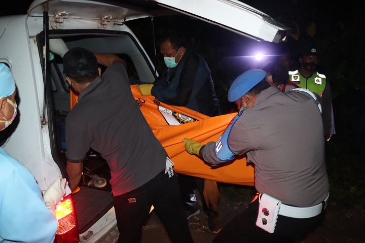 Petugas saat mengevakuasi jenazah korban. SP/Hadi Lestariono