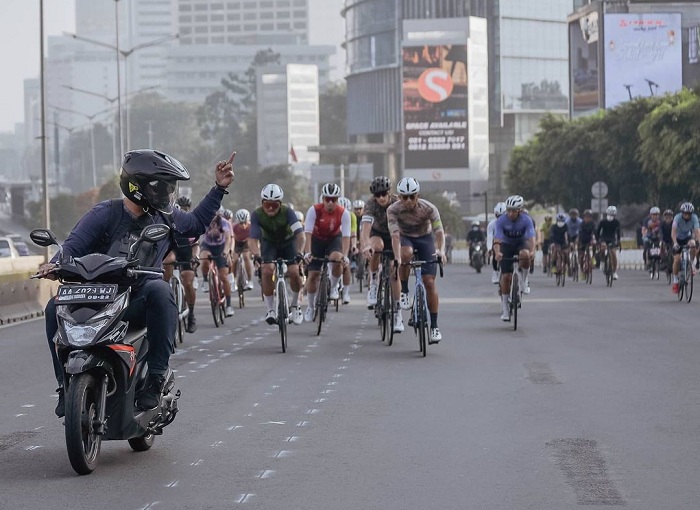 Foto yang viral seorang pengendara Honda BeAT mengacungkan jari tengah kepada rombongan pesepeda. SP/@goshow.cc