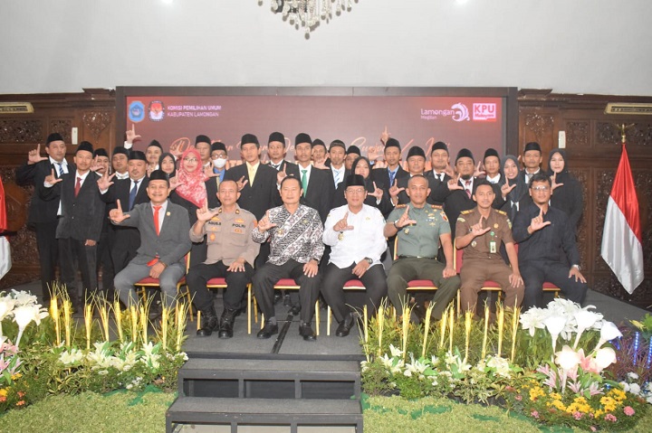 Usai dilantik anggota PPK berpose bersama bupati dan anggota forkopimda Lamongan. SP/MUHAJIRIN KASRUN