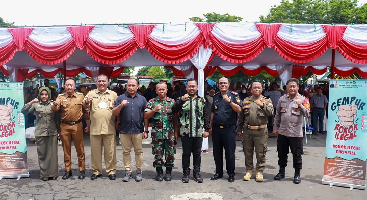 Bupati Gresik Fandi Akhmad Yani didampingi Kadis Pol PP Suprapto dan Kepala Bea dan Cukai Gresik Wahjudi Andrijanto saat menggelar sosialisasi dana bagi hasil cukai di kawasan Pelabuhan Gresik. SP/Grs