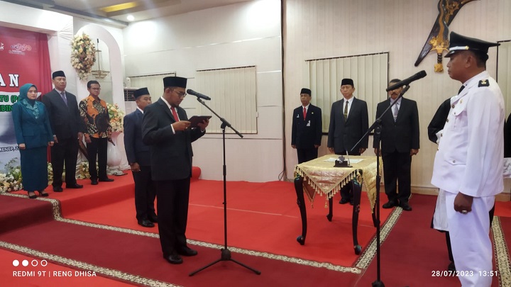 Bupati Kab. Sumenep, H. Achmad Fauzi Wongsojudo, SH, MH saat melantik pengganti antar waktu (PAW) Kepala Desa Giring manding kab. Sumenep. SP/Ainur Rahman