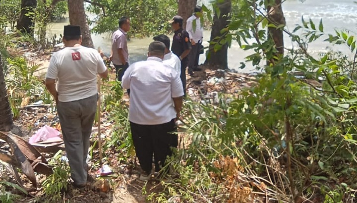 Tim dari BPN saat lakukan Survey lokasi di bibir pantai pelabuhan Kalianget Kab. Sumenep. SP/Ainur Rahman