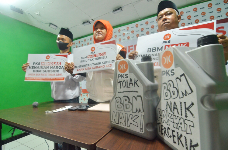 Ketua PKS Jatim Irwan Setiawan bersama Ketua Bidang Humas PKS Jatim Renni Astuti saat konferensi pers tentang kenaikan harga BBM bersubsidi yang menyusahkan masyarakat di Kantor DPW PKS Jatim, Jl. Gayungsari, Surabaya, Selasa 6/9/2022. Sp/Arlana