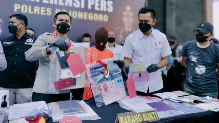 Polisi menunjukkan tersangka dan barang bukti saat rilis. 