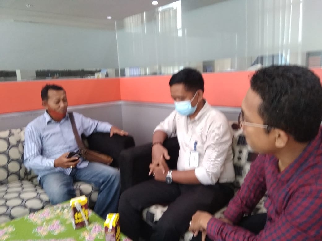 Ketua dewan Pengawas GMPK kab Sampang duduk sendiri disaat minta data penerima UMKM dihadapan dua pegawai BRI cabang Sampang. SP/ Gan