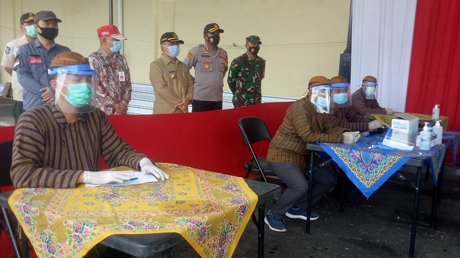 Kapolresta, Dandim dan Pjs Bupati Mojokerto saat meninjau simulasi pengamanan TPS dalam rangka pilkada tahun 2020 di wilayah hukum Polres Mojokerto Kota. SP/ Agus Dwy S