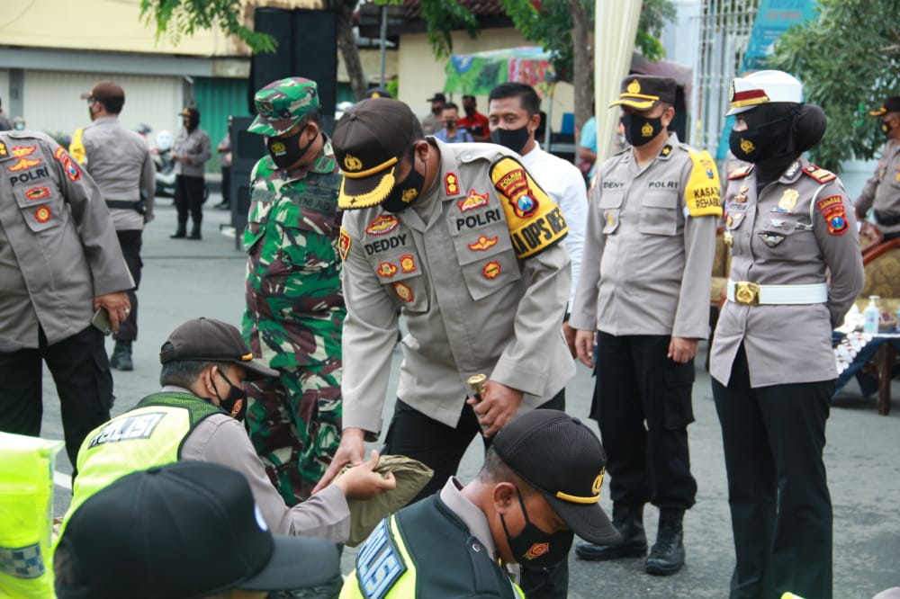 Kapolres Mojokerto Kota, AKBP Deddy Supriadi saat apel pergeseran pasukan pengamanan TPS dalam rangka Pilkada Bupati dan Wakil Bupati Mojokerto. SP/ Agus Dwy S