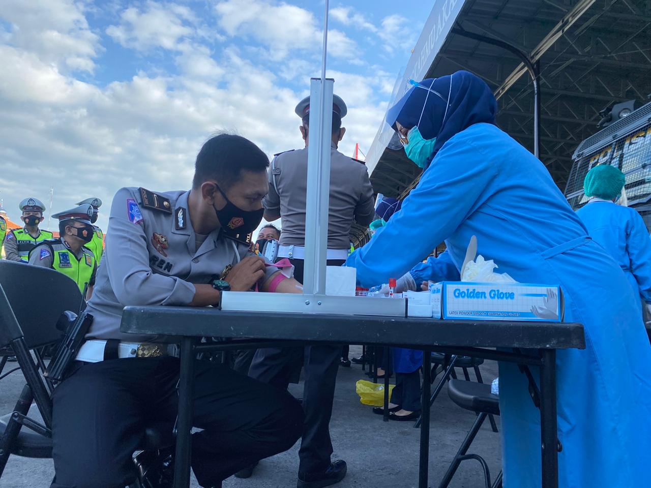 Maksimalkan Operasi Lilin Semeru 2020, Puluhan Anggota Satlantas Cek Kesehatan. SP/ Dwy Agus Susanti