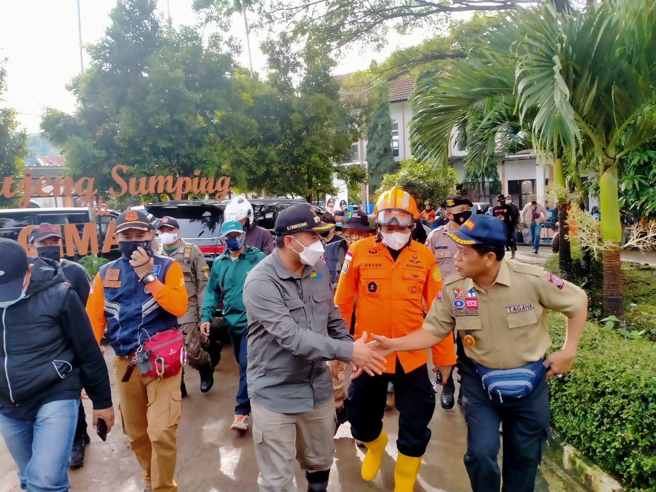 Kepala Badan pendidikan penelitian dan penyuluhan sosial, Syahabudin meninjau Lokasi Bencana Longsor Sebagai Bentuk Dari Kensos. SP/ Aril