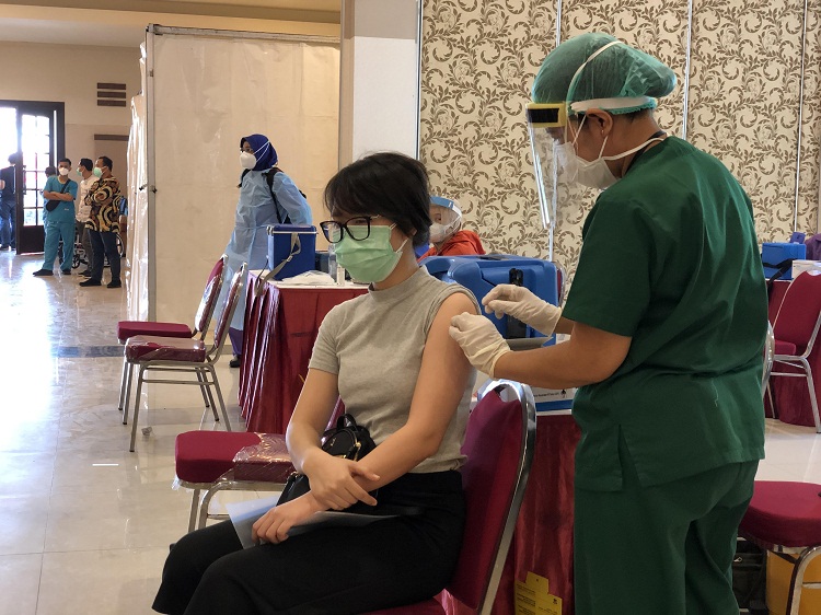 Salah satu  Nakes di Surabaya yang disuntik  Vaksin Covid-19. SP/ Kasyfi Fahmi
