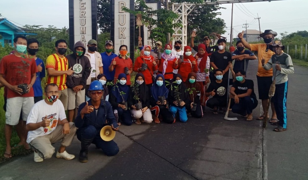 Ketua RW 006 Perum Bukit Bambe Suyitno bersama Ibu PKK dan Kartar. SP/ Hikmah