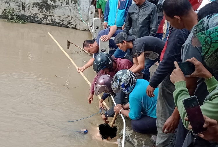Warga Dusun Patuk Gempol Pasuruan menemukan mayat yang mrngapung. SP/ Hikmah