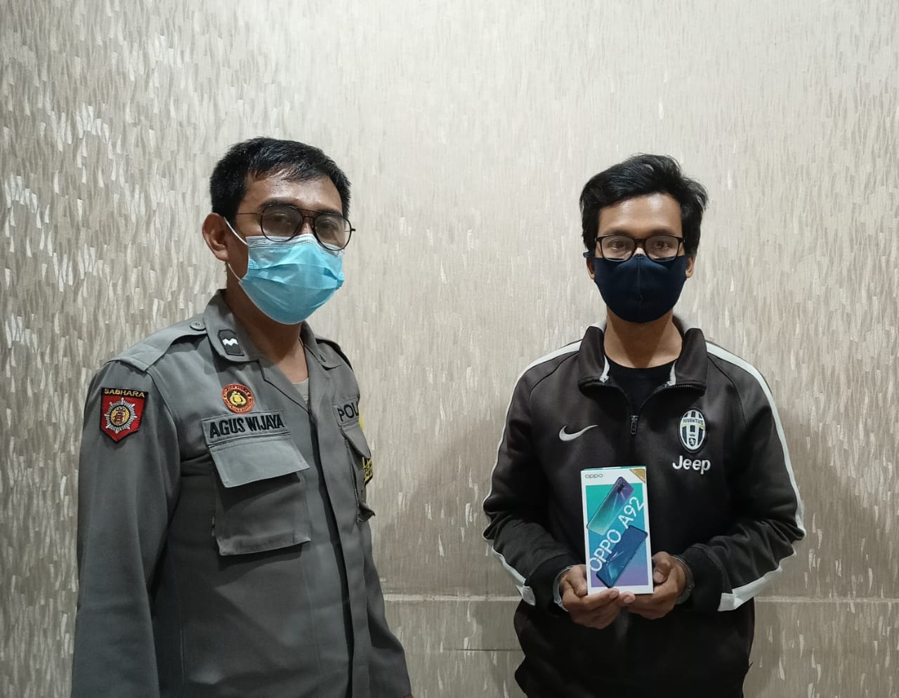 Tersangka kurir pencuri barang paketan, Onie Darudiski usai ditangkap. SP/ M. AIDID
