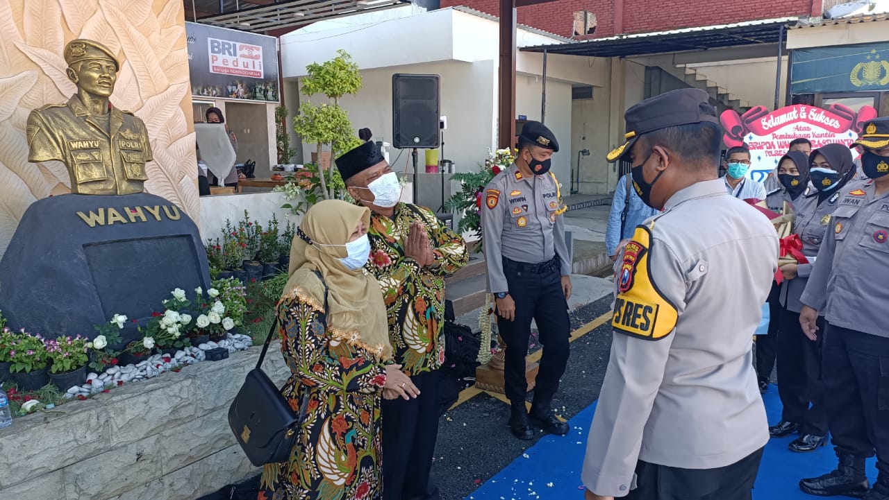 Kapolresta Mojokerto, AKBP Deddy Supriadi saat memberi apresiasi kepada orang tua Bripda Wahyu Prastiyanto. SP/Dwy Agus Susanti