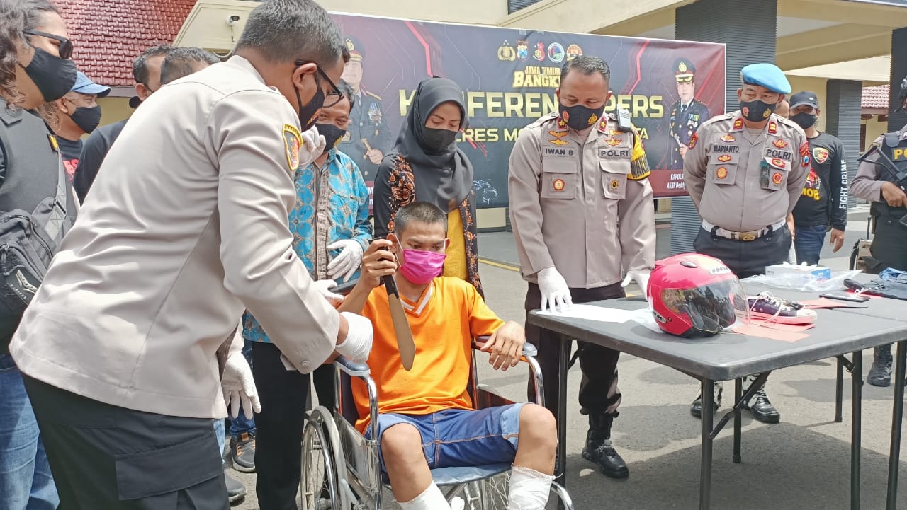 Kapolresta Mojokerto, AKBP Deddy Supriadi saat memamerkan pelaku pembunuh tukang pijat mlirip. SP/ Dwy Agus Susanti