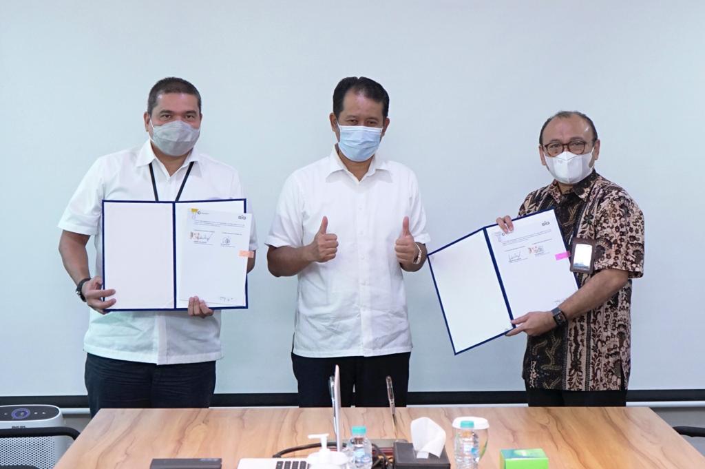 Direktur Enjiniring dan Proyek SIG, Tri Abdisatrijo (kanan), Direktur Utama Pelindo I, Dani Rusli Utama (tengah), dan Direktur Operasional & Komersial Pelindo I, Ridwan Sani Siregar (kiri), usai penandatanganan MoU kerjasama. SP/ M. AIDID