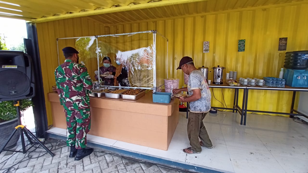 Salah satu rumah makan gratis di area Aloha yang didirikan oleh Pusat Penerbangan TNI Angkatan Laut (Puspenerbal) bekerja sama dengan Rumah Makan Apung. SP/ Julian