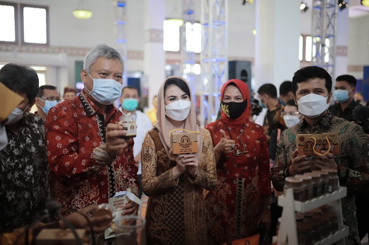 Wakil Gubernur Jawa Timur, Emil Dardak mengapresiasi inisiatif Bank Indonesia dalam mendukung produk lokal Jawa Timur.  SP/ Julian