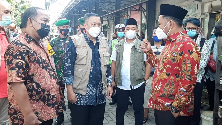 Gus Yani saat memarahi pengelola pasar terkait kebersihan di hadapan Kadiskoperindag Agus Budiono. SP/M.AIDID