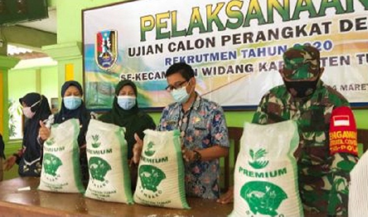 Kasi Linjamsos Dinsos P3A Tuban, Santoso, saat melakukan pengecekan dan meninjau kualitas komuditi beras di Kecamatan Widang, Kabupaten Tuban. SP/ Her