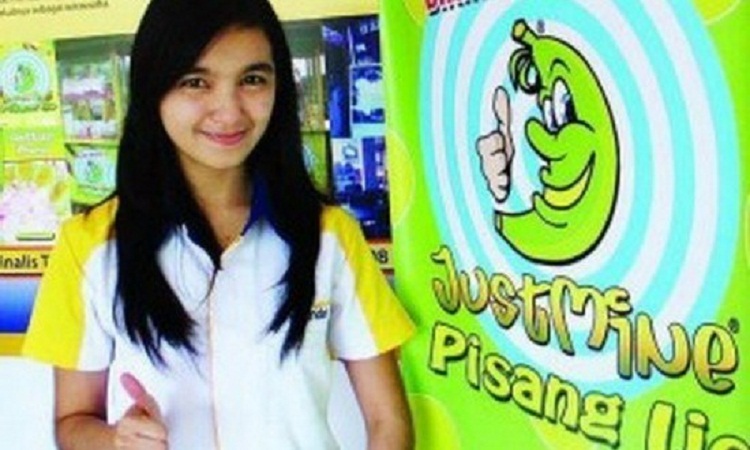 Rizka Rahmawati dengan salah satu varian pisang ijo milik Rizka. SP/ SBY